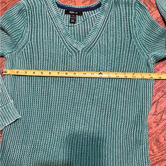 Style&co knit sweater v neck
Fitted long sleeve side slits 100% cotton size Med - Picture 5 of 7